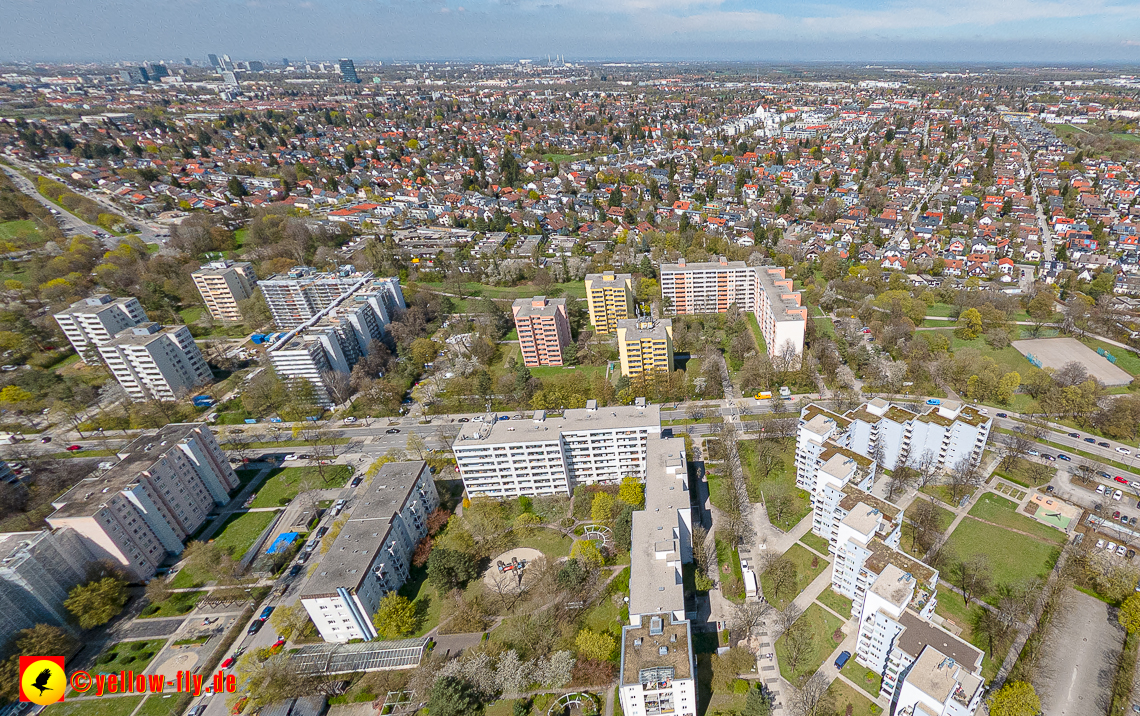 21.04.2023 - Baustelle Fassadensanierung am Karl-Marx-Ring 11-21 in Neuperlach